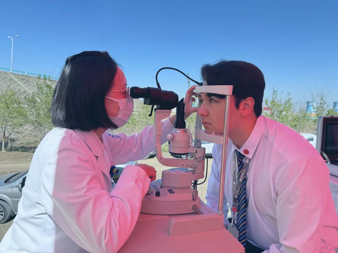 党旗映天山 共建山河绿