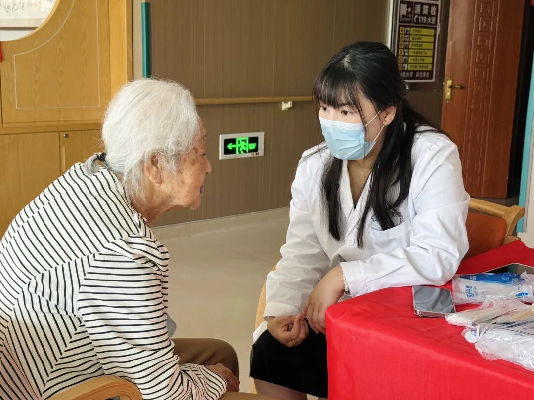 党建引领送温暖 | 母亲节暖心义诊，守护银龄眼健康！